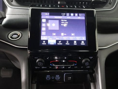 Used 2024 Jeep Grand Cherokee Altitude image 41