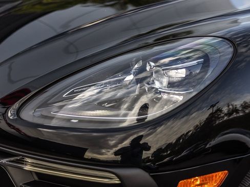 Certified 2022 Porsche Macan image 25