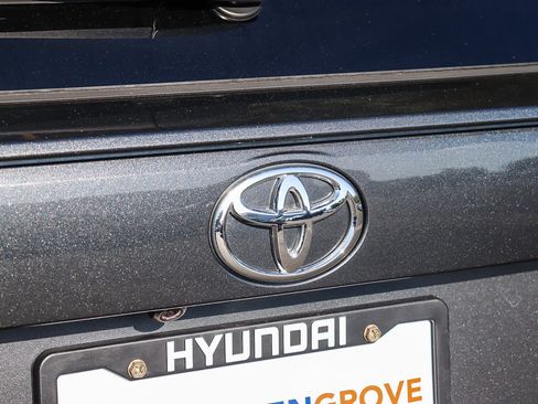 Used 2021 Toyota RAV4 LE AWD/4WD image 10