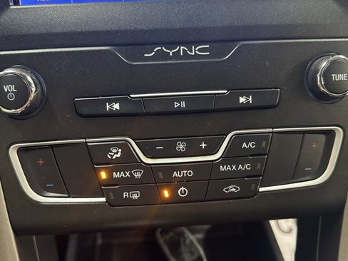 Used 2020 Ford Fusion SE image 18