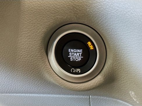 Used 2024 Chrysler Pacifica Touring-L FWD image 21