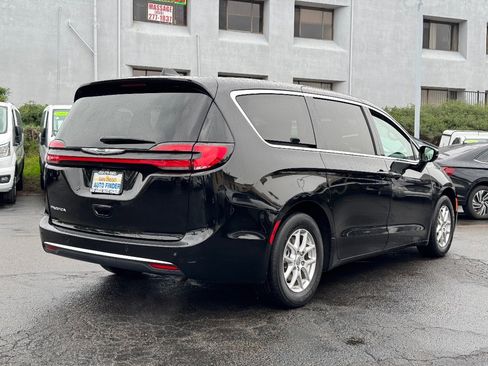 Used 2024 Chrysler Pacifica Touring-L image 11