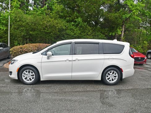 Used 2020 Chrysler Pacifica Touring FWD image 2