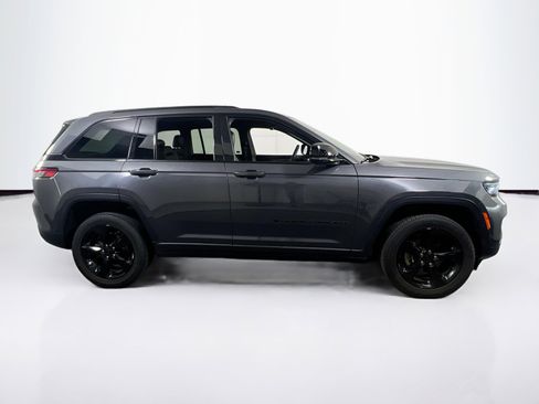Used 2023 Jeep Grand Cherokee Altitude AWD/4WD image 4