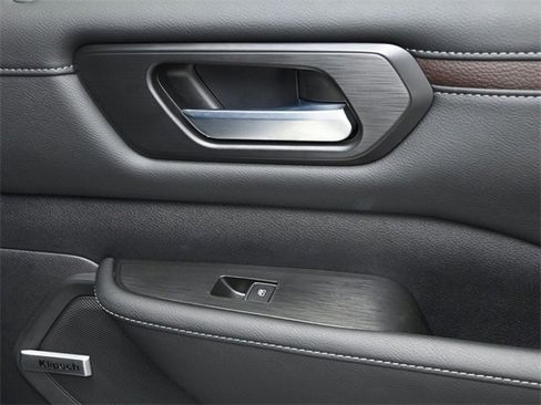 Used 2025 Nissan Armada SL w/ Captain's Chari Seat Package image 34