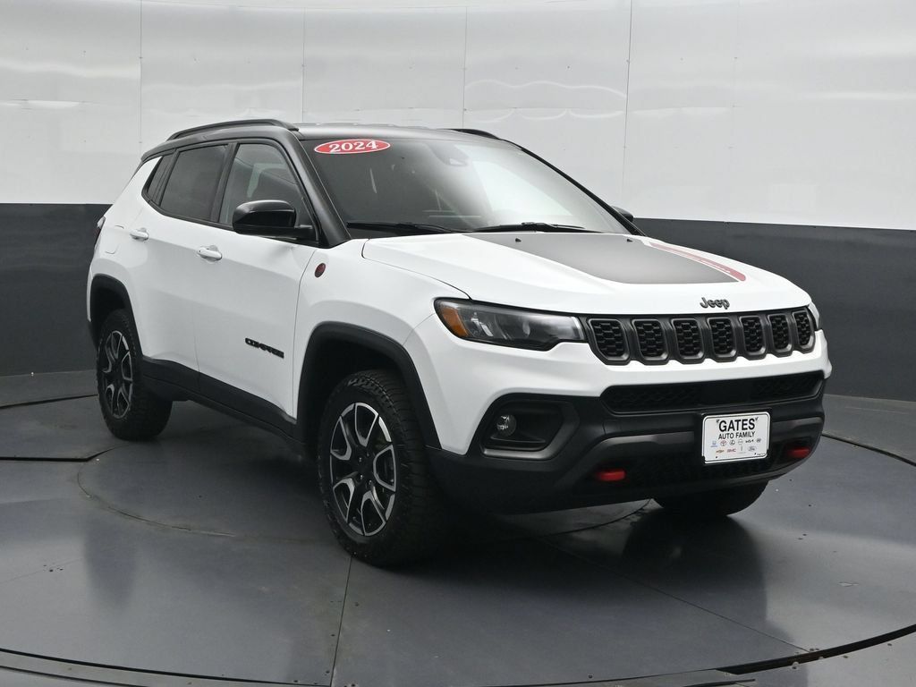 Used 2024 Jeep Compass Trailhawk AWD/4WD image 4
