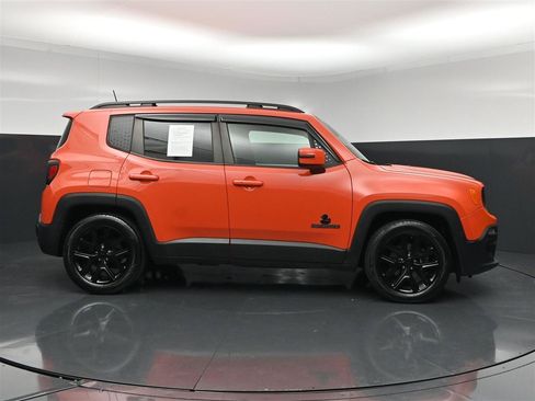 Used 2018 Jeep Renegade Altitude w/ Cold Weather Group FWD image 4