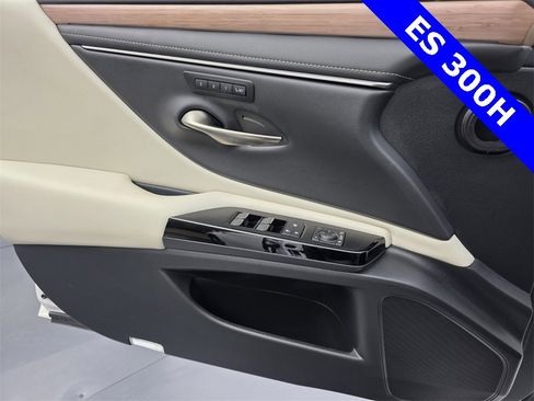 Used 2025 Lexus ES 300h w/ Premium Package image 28