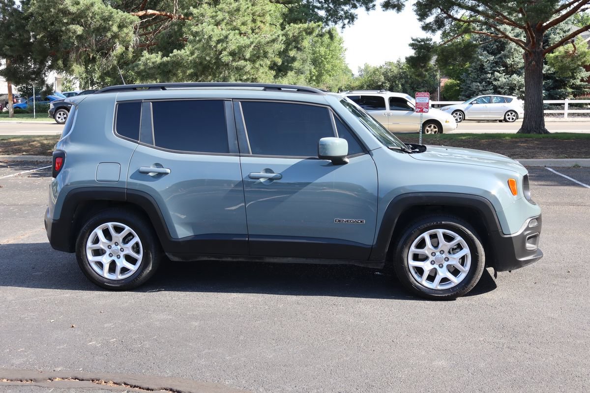 Used 2018 Jeep Renegade Latitude FWD image 3