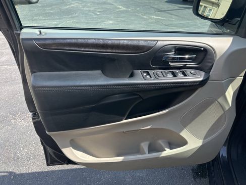 Used 2016 Dodge Grand Caravan SXT FWD image 14