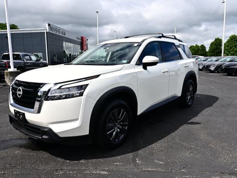 Used 2022 Nissan Pathfinder SV AWD/4WD image 4