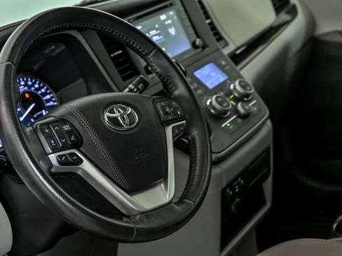 Used 2020 Toyota Sienna XLE FWD image 16
