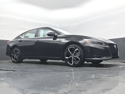 Certified 2025 Nissan Altima 2.5 SR FWD image 18