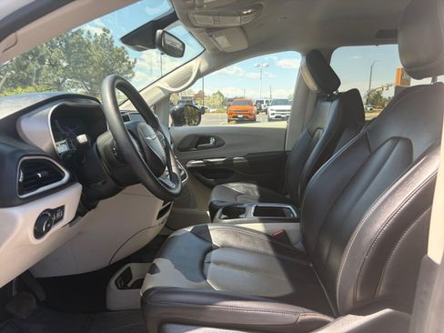 Used 2024 Chrysler Pacifica Touring-L FWD image 12