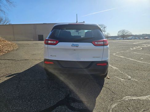 Used 2017 Jeep Cherokee Sport w/ Safety Group AWD/4WD image 5