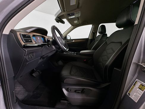 Used 2025 Volkswagen Atlas SE image 13