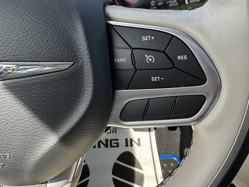Used 2020 Chrysler Pacifica Limited FWD image 71