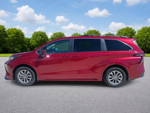 Used 2023 Toyota Sienna LE image 4