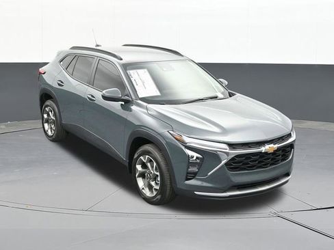 Used 2025 Chevrolet Trax LT FWD image 61