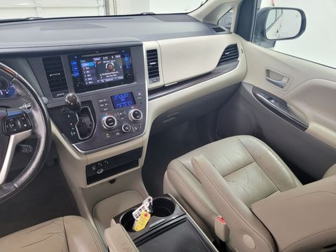 Used 2016 Toyota Sienna XLE w/ XLE Navigation Package FWD image 15