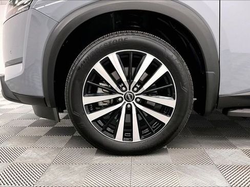 Used 2024 Nissan Pathfinder Platinum w/ Lighting Package (N93) AWD/4WD image 10