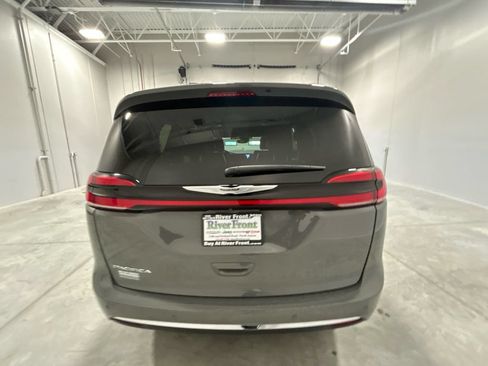 Used 2025 Chrysler Pacifica Select FWD image 7