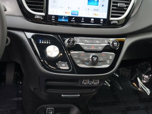 Used 2025 Chrysler Pacifica Select FWD image 23