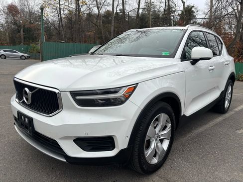 Used 2019 Volvo XC40 T5 Momentum image 1