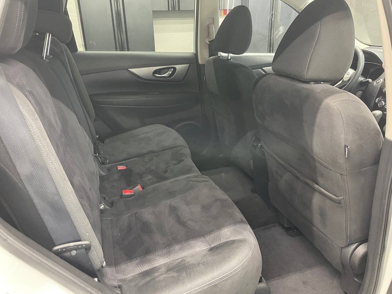 Used 2015 Nissan Rogue SV FWD image 23