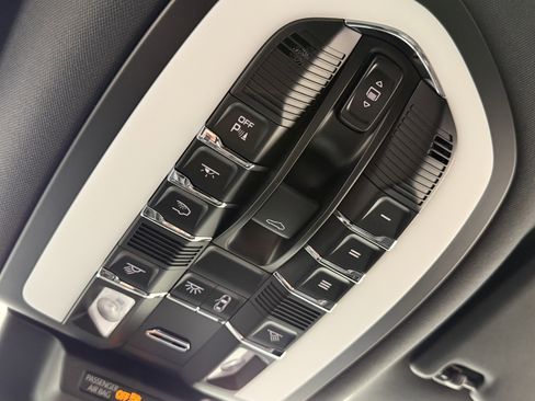 Certified 2025 Porsche Macan image 36