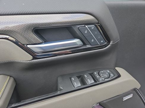 Used 2025 Chevrolet Silverado 2500 ZR2 w/ Technology Package image 11