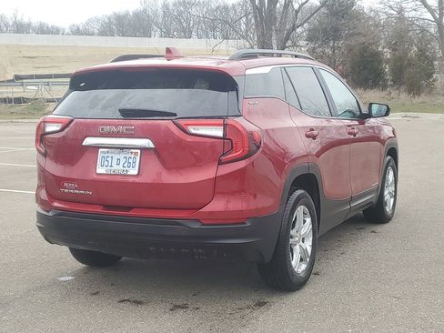 Used 2023 GMC Terrain SLE w/ Driver Convenience Package image 3