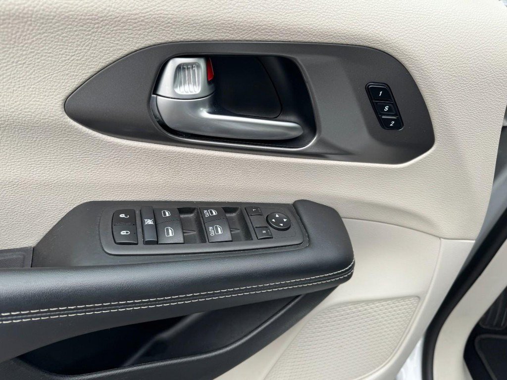 Used 2024 Chrysler Pacifica Touring-L FWD image 16