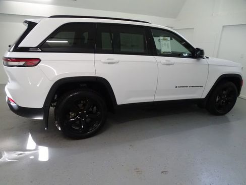 Certified 2023 Jeep Grand Cherokee Limited w/ Black Appearance Package AWD/4WD image 25