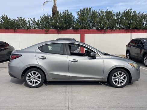 Used 2016 Toyota Yaris L image 3