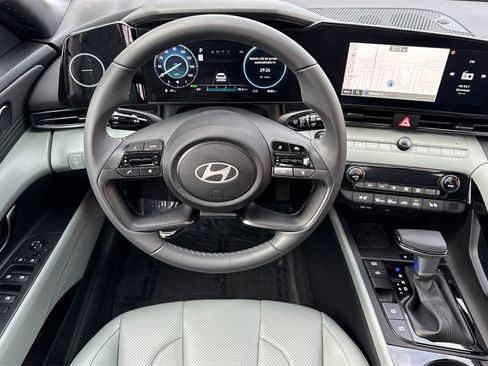 Used 2025 Hyundai Elantra Limited image 16