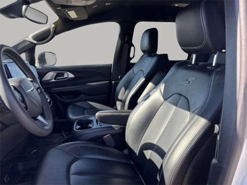 Used 2023 Chrysler Pacifica Touring-L w/ S Appearance Package image 12