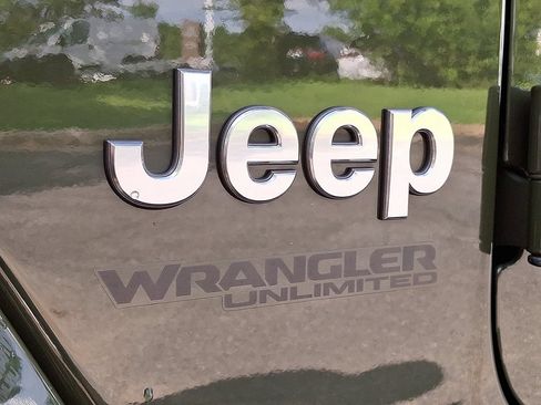 Used 2022 Jeep Wrangler Unlimited Sahara w/ Cold Weather Group AWD/4WD image 30
