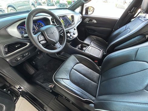 Used 2025 Chrysler Pacifica Limited image 46