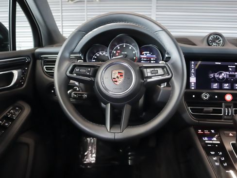 Certified 2025 Porsche Macan image 15