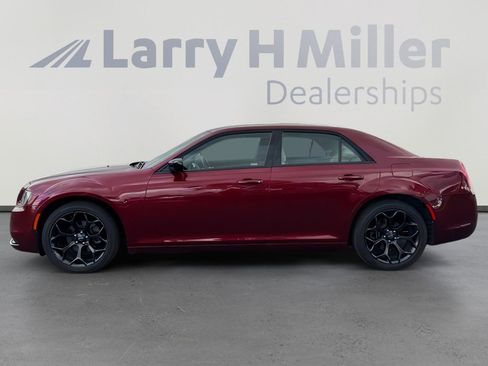 Used 2019 Chrysler 300 Touring w/ Sport Appearance Package image 2