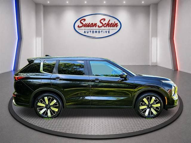 Used 2025 Mitsubishi Outlander SE AWD/4WD image 4