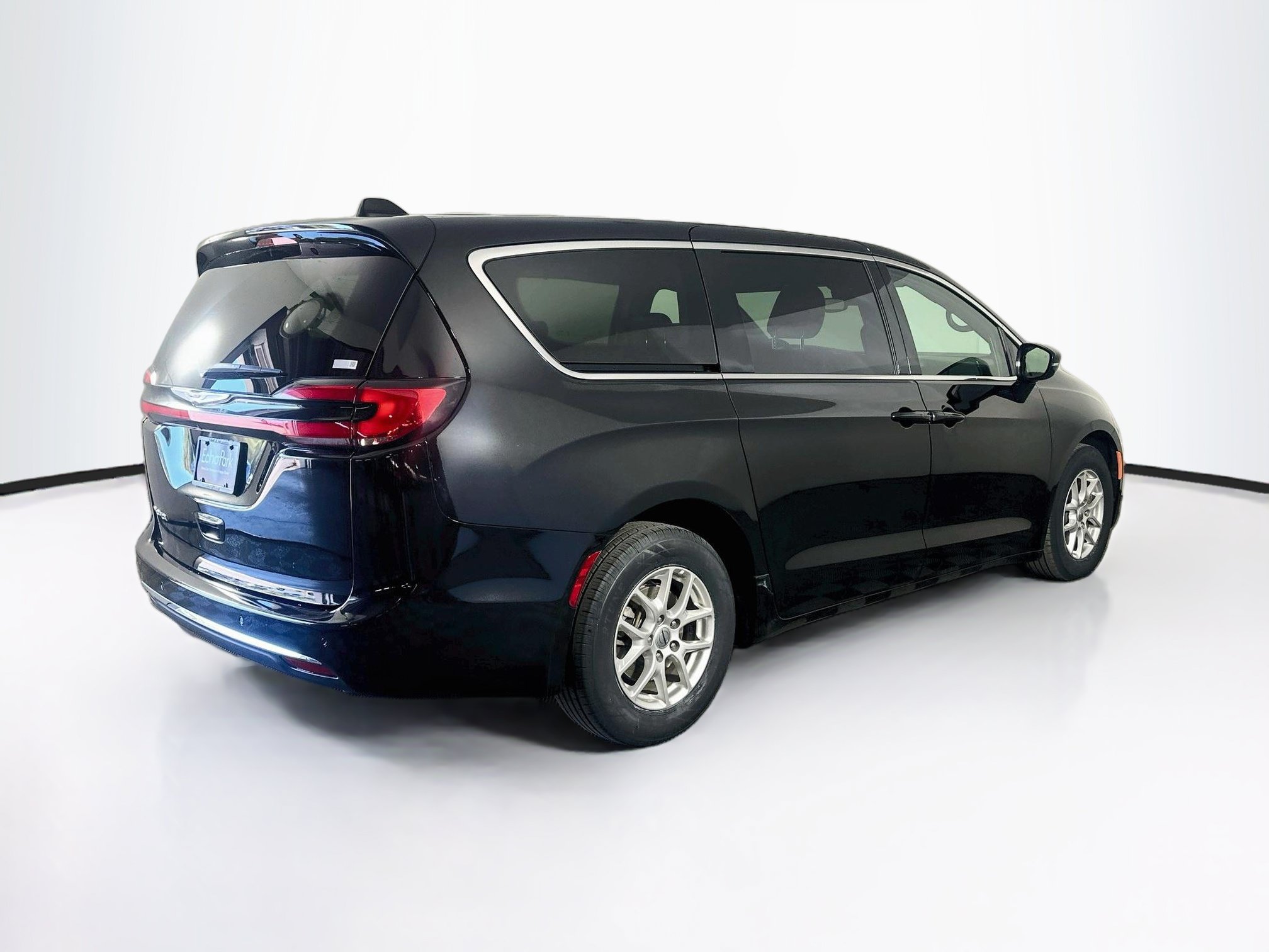 Used 2025 Chrysler Pacifica Select FWD image 9