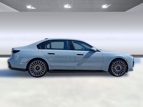 New 2026 BMW 750e xDrive image 7