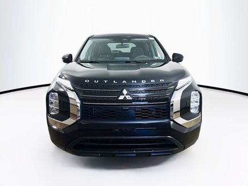 Used 2023 Mitsubishi Outlander ES AWD/4WD image 2