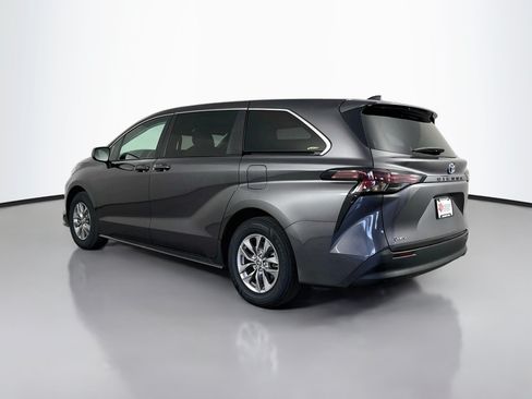 Certified 2025 Toyota Sienna LE FWD image 5