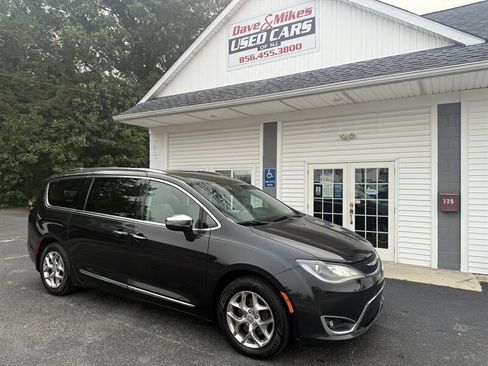 Used 2017 Chrysler Pacifica Limited FWD image 1