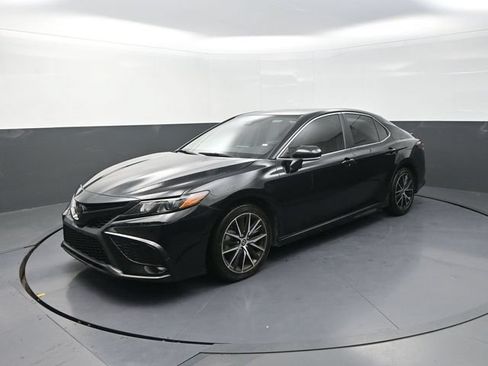 Used 2024 Toyota Camry SE FWD image 3