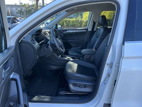 Used 2024 Volkswagen Tiguan SE image 2