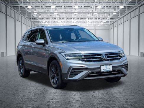 Used 2023 Volkswagen Tiguan SE w/ Panoramic Sunroof Package AWD/4WD image 7